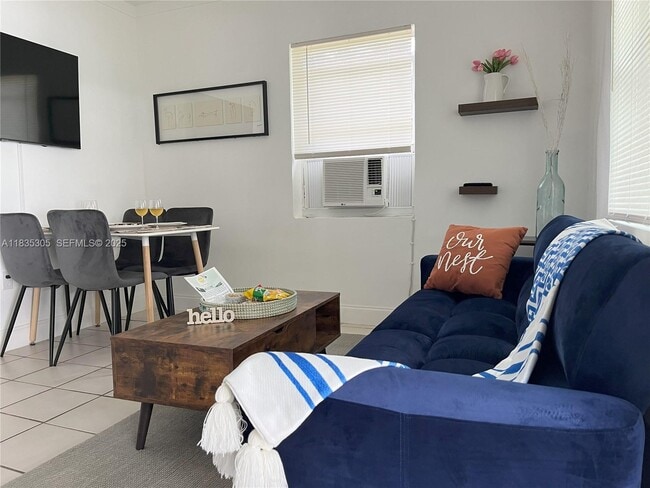 Building Photo - 1040 SW 28th St Unit 2