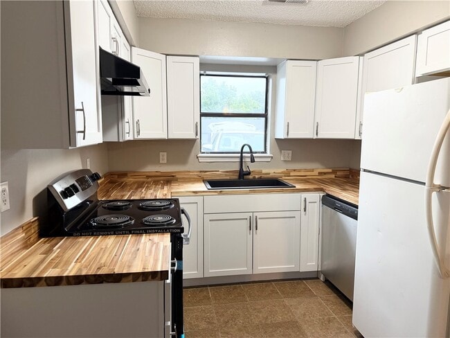 Photo - 207 White Oak Dr NE Unit B