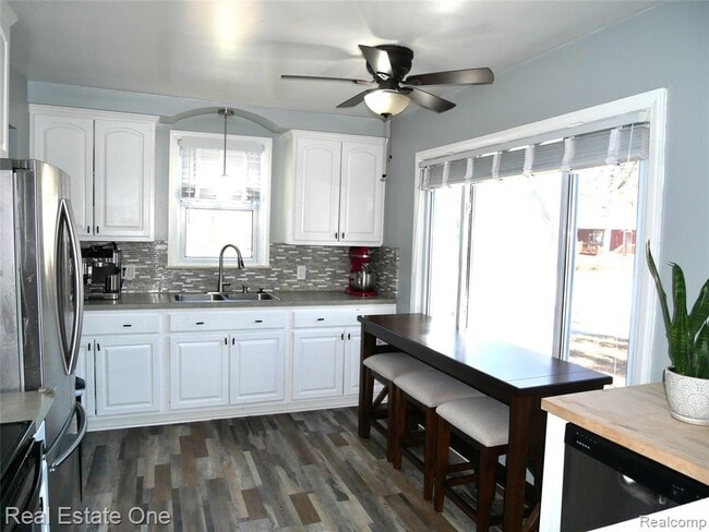 Photo - 2881 Ellwood Ave