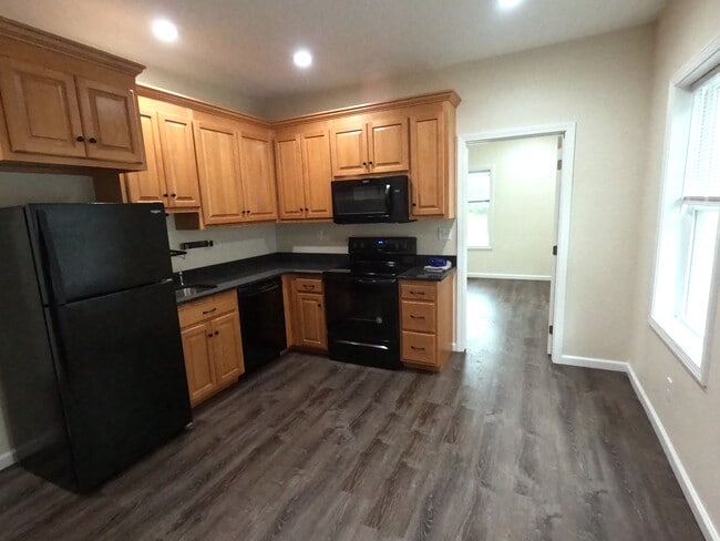 Photo - 563 Burritt St