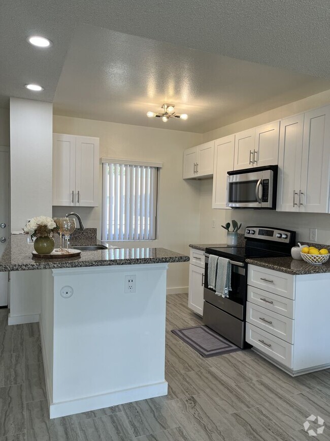 Building Photo - Upstairs Unit C-14 Rental