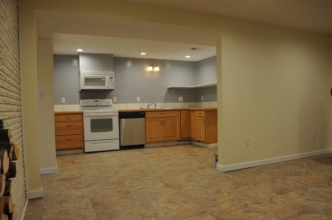 Photo - Basement Apartment, 2 bed 1 bath close to Food Trucks on Best