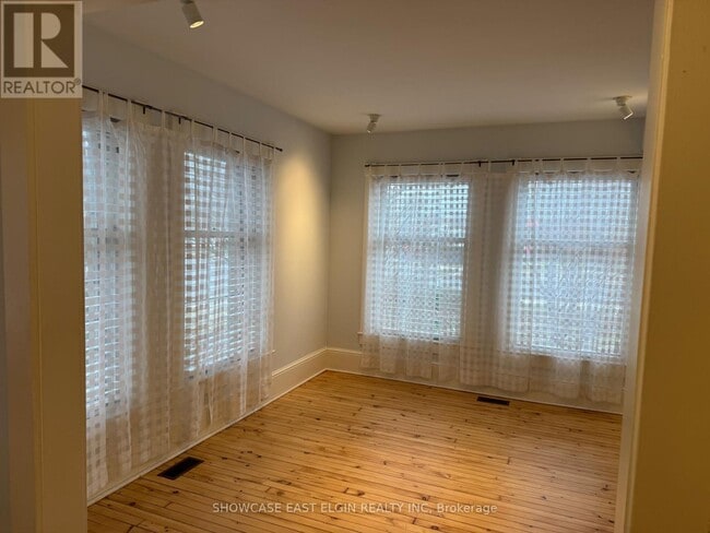 Photo - 62 Centre St