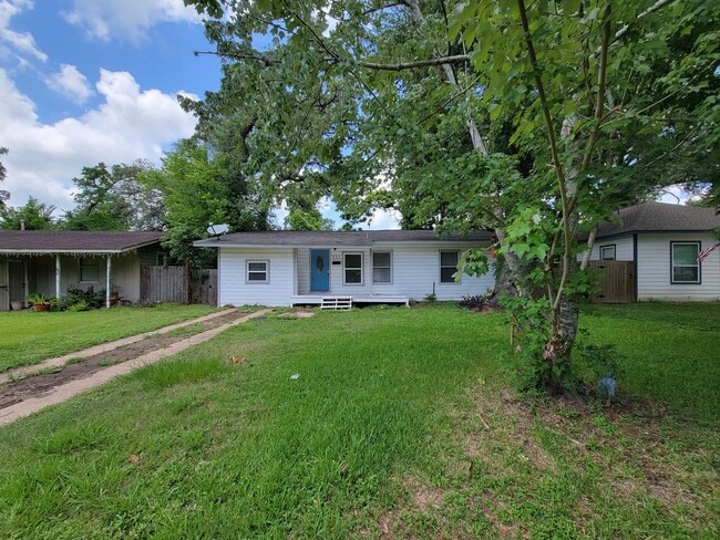 Building Photo - NICE 3 BEDROOM RECENTLY REMODELED LEASE HO... Rental