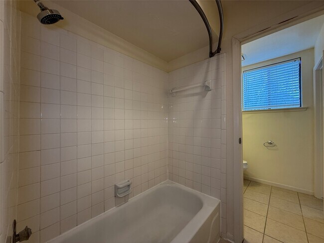 Building Photo - 1629 S Kirkwood Rd Unit 202