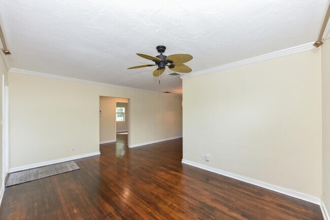 Photo - 340 Russlyn Dr