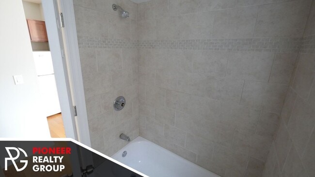 Photo - 837 W Wolfram St Unit 411