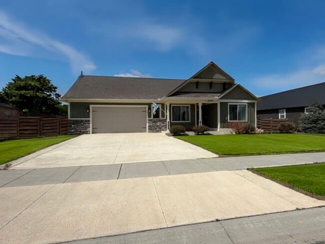 Building Photo - Gorgeous Silverbrook Home