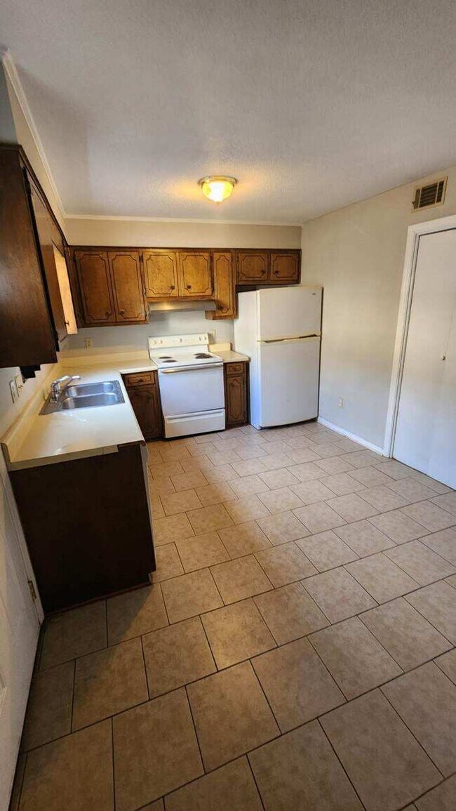 Townhouse featuring 2 bedrooms and 1 1/2 bathrooms in the heart of North Augusta!