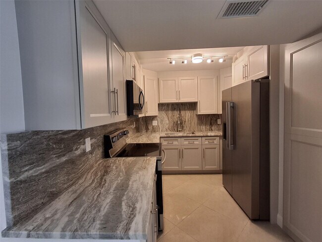 Building Photo - 8763 Shadow Wood Blvd Unit 202