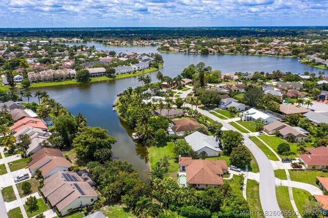 1369 Riverside Cir