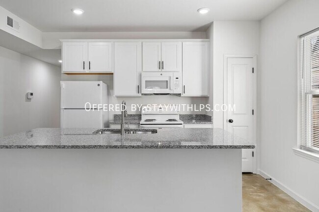 Photo - 1571 Court Ave Unit 202