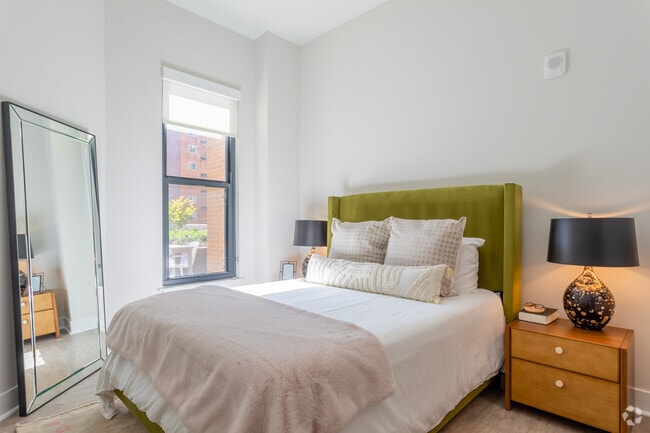 1BR, 1BA w/ Den - 730SF