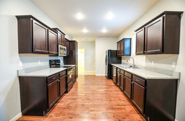 Photo - Spacious 5 bed 2 bath Downtown Springfield...