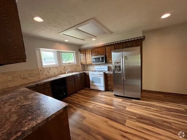 Building Photo - Fantastic Millard Home