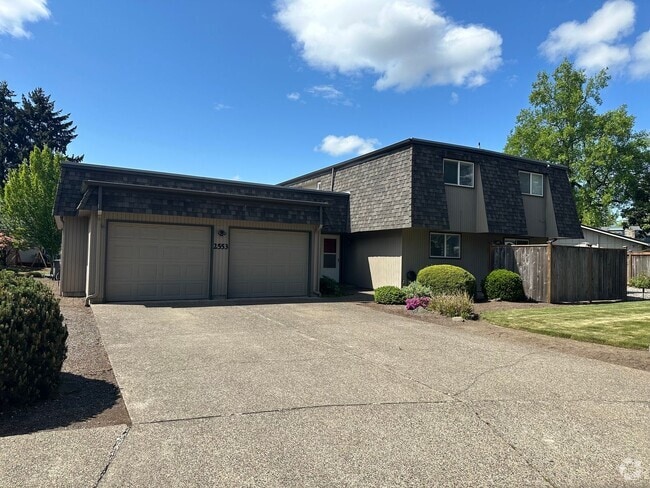 Building Photo - Beautifully updated 3 bedroom 1.5 bath dup... Rental
