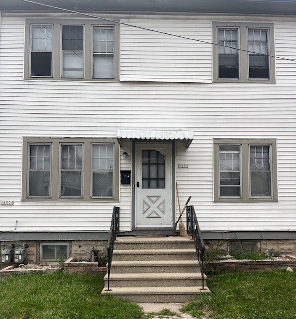 Photo - 1659 N Warren Ave Apartments Unit upper