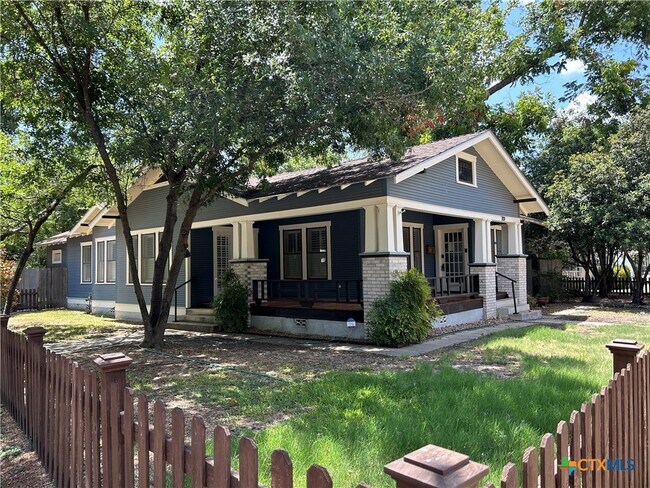 Building Photo - 709 W Coll St