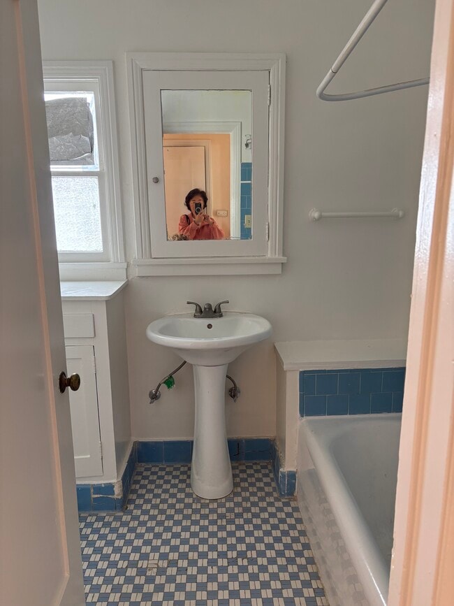 Building Photo - 1327 S Gramercy Pl Unit One Bedroom Upstairs