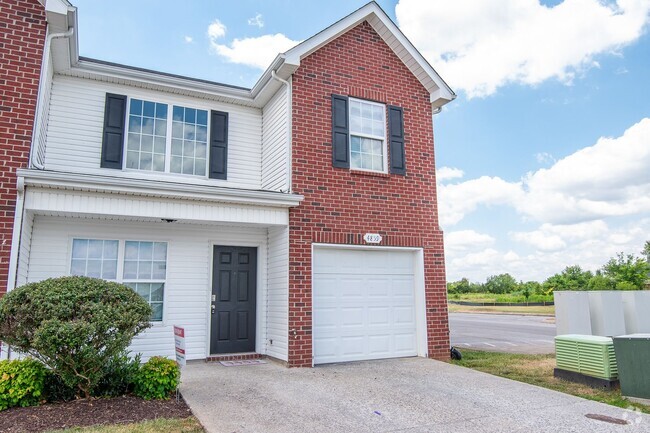 Building Photo - End unit townhome with downstairs primary!