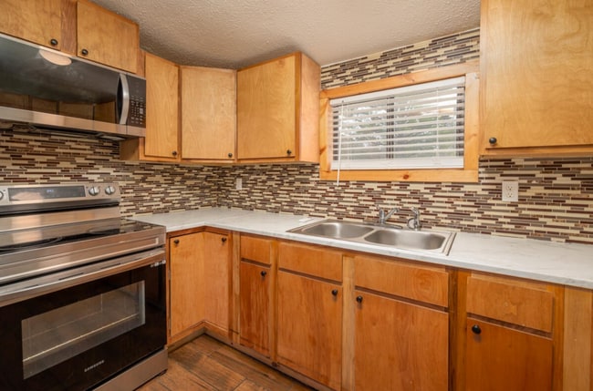 Photo - 704 Roundhouse Rd