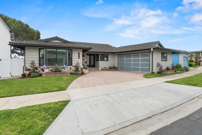 Building Photo - 4444 Don Felipe Dr