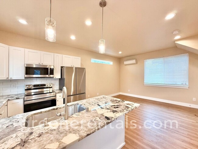 526-1/2 S Main St