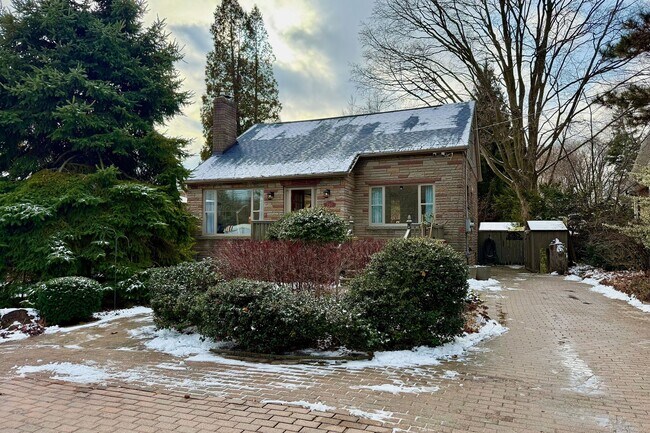 Photo - 740 Clarkson Rd S