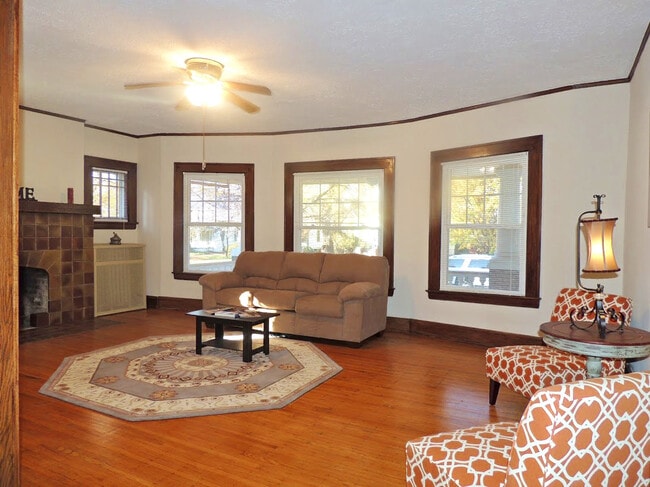 Photo - 4 Bedroom, 2.5 Bathroom Colonial for rent!