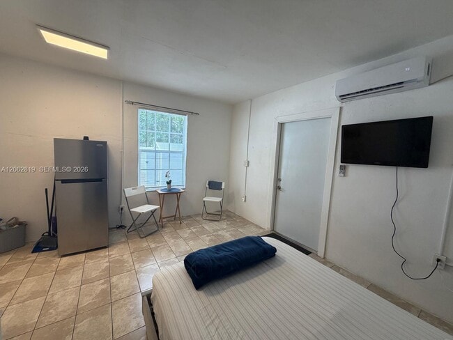 Building Photo - 201 NE 169th St Unit 1