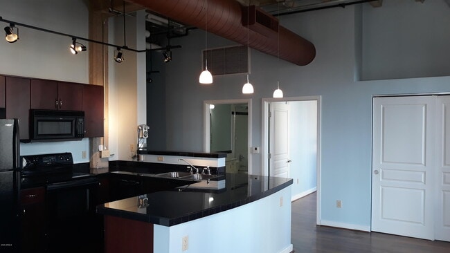Photo - 114 W Adams St