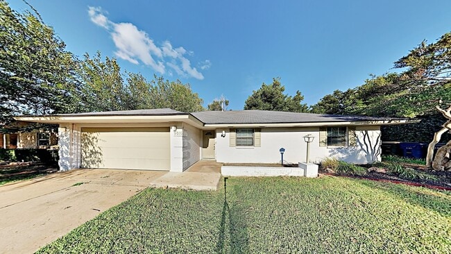 Building Photo - Charming Home In The Village!