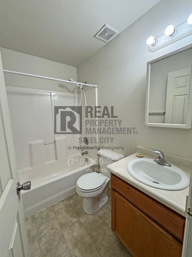 Photo - 1719 Oakshire Ln Unit A