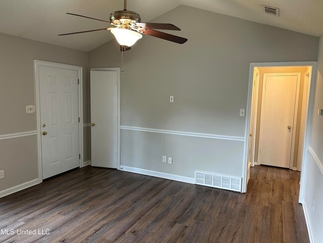 Photo - 6225 Sandhurst Rd