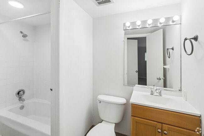 2BR, 1.5BA - 850SF - Bathroom