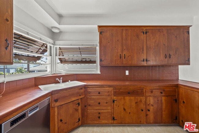 Photo - 100 E Kenneth Rd