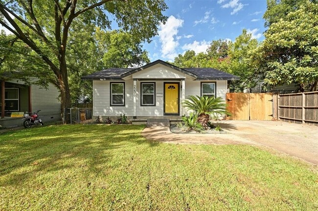 Photo - 2200 Rountree Dr House
