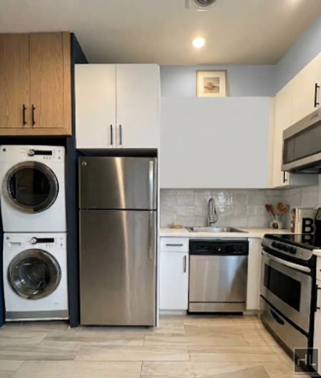 Spacious 1 Bed Flex 2 with In-Unit W/D in Prime Midtown East