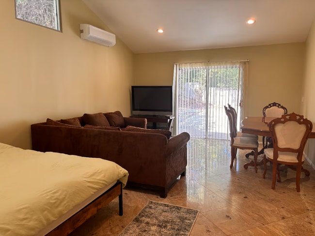 Photo - 2430 Bessemer St