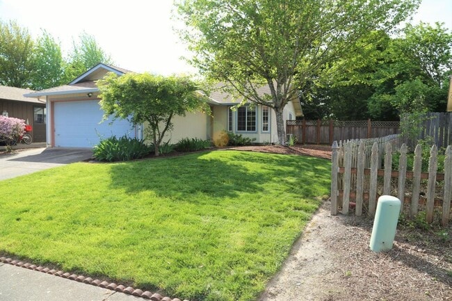Photo - 3 Bed 2 Bath Home with Huge Fenced Yard/ Air Conditioning/ Solar Power