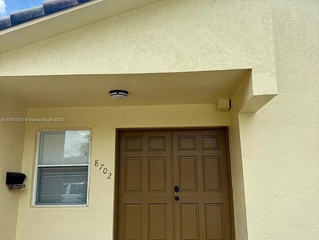 Photo - 8700 SW 32nd St Unidad 8702