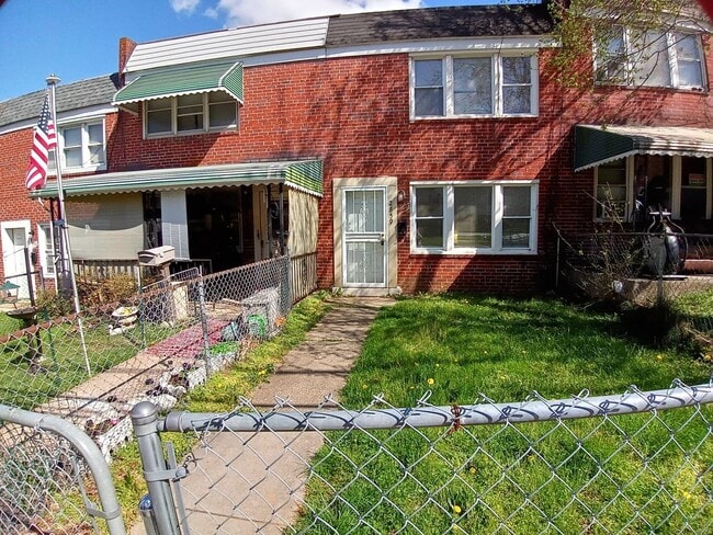 Building Photo - 3Br/1.5Ba Fully Renovated Townhouse