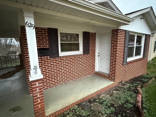 Building Photo - Updated 4BR Home with Finished Basement & Level Yard