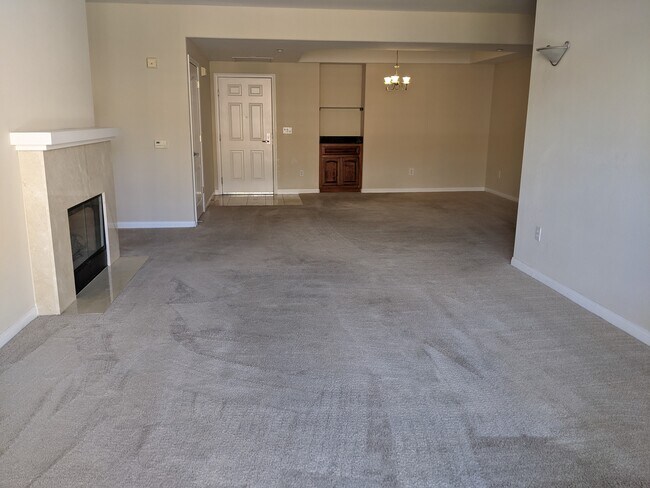 Comedor con bar - 130 E San Fernando St Unidad 507