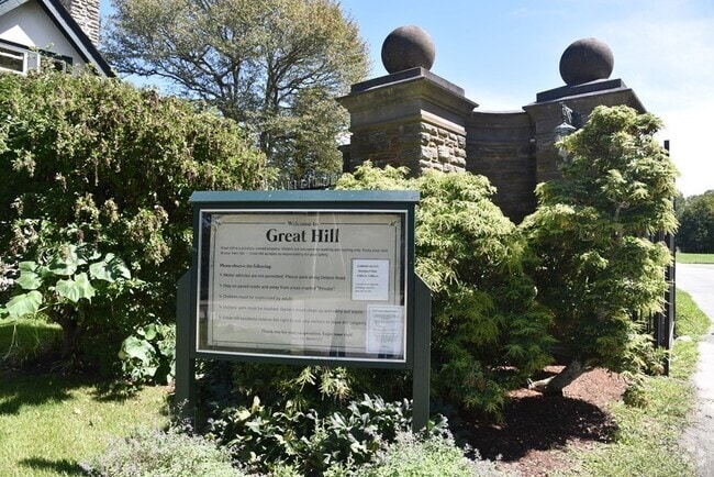 Building Photo - 2 N Great Hill Dr Rental
