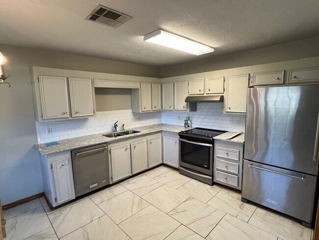 Photo - Spacious 3B/2B Duplex in South Lake Charles