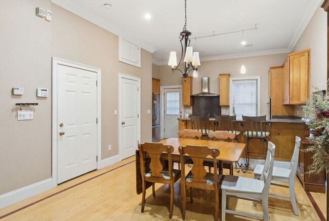 Building Photo - 2Br/1.5Bth in a convenient location! Laundry iN UNIT! NO BROKER FEE!