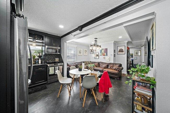 Building Photo - 609 Sealy Ave Unit 6 (top)