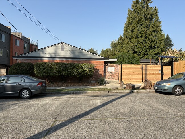 Building Photo - 7327 38th Ave NE Unit 4