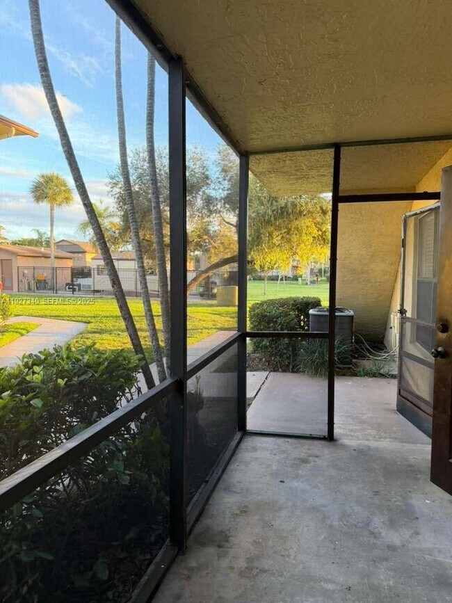 Photo - 10020 Winding Lake Rd Unidad 104